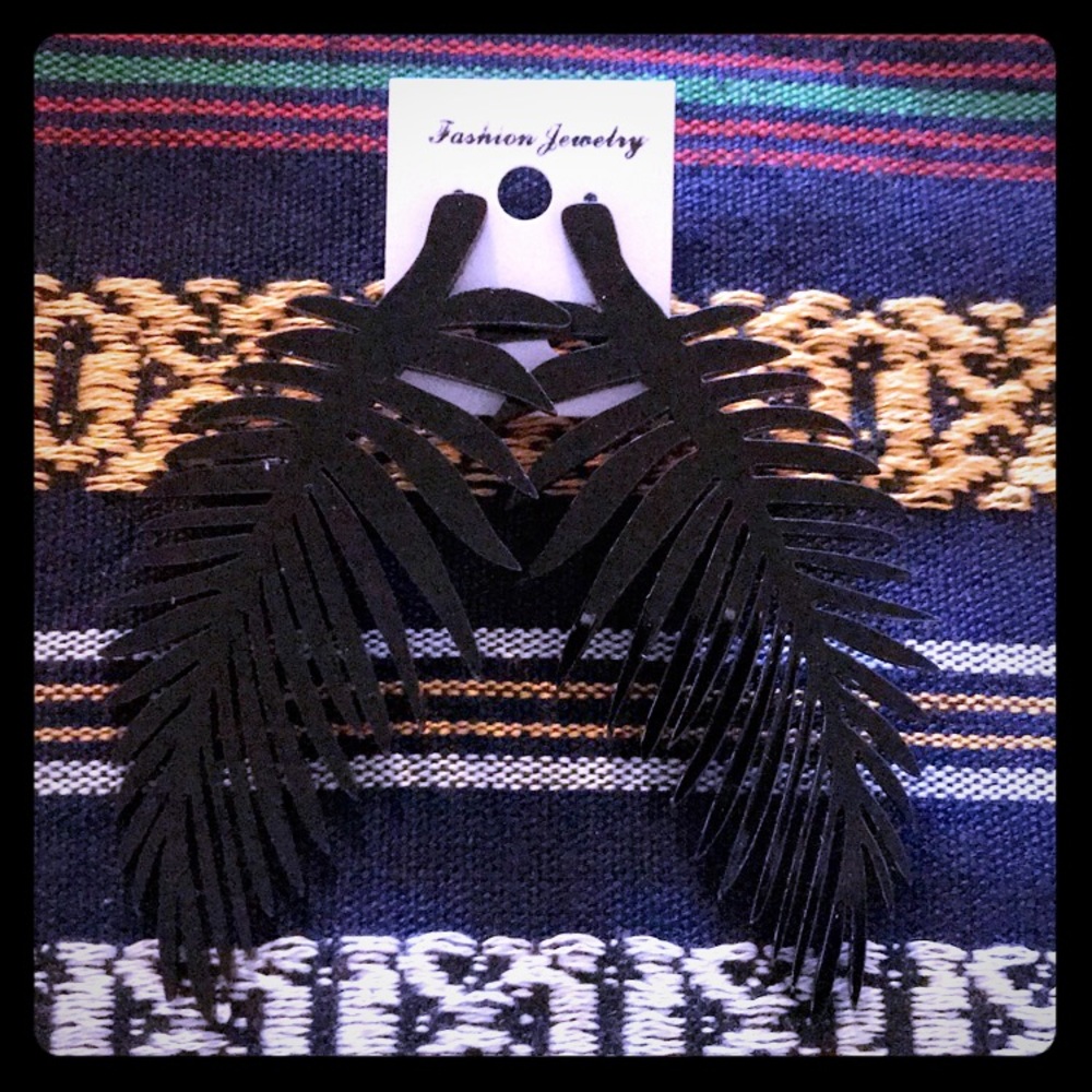 Med-Lrg black leaf earrings